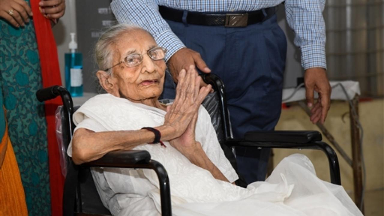 Politicians, well-wishers attend prayer meet for PM Modi's mother in Gujarat